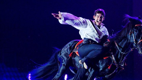 El espectáculo presenta más de 40 caballos, que con sus jinetes hacen todo tipo de suertes y malabares.