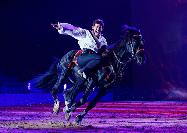 El espectáculo presenta más de 40 caballos, que con sus jinetes hacen todo tipo de suertes y malabares.