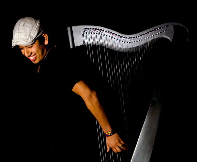 Edmar Castañeda le pone el sonido del arpa a sus interpretaciones.