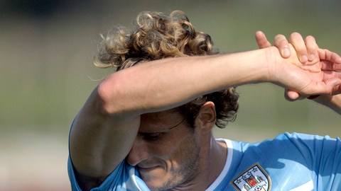 El goleador Diego Forlán comandará el ataque charrúa ante Venezuela.