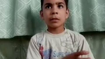 Alí el-Sayed, de 11 años, relató a una cadena de televisión cómo pudo engañar a los asesinos de su hermano.