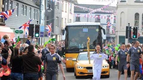 El recorrido de la antorcha olímpica es motivo de celebración en las ciudades de la Gran Bretaña por donde pasa el fuego sagrado.