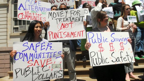 Parte de las personas que protestaron ayer frente al ayuntamiento para pedir la restauración de fondos para programas de reinserción de presos.