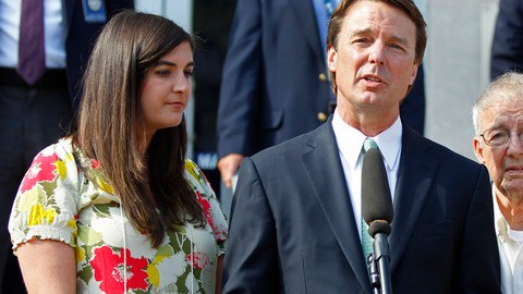 El exprecandidato demócrata, John Edwards, con su hija Cate, (i), y sus padres Bobbie y Wallace Edwards, en una rueda de prensa ayer.
