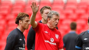 Roy Hodgson, entrenador de la selección inglesa, da instrucciones a sus pupilos en el entrenamiento de ayer.