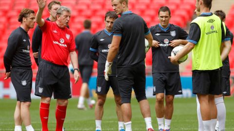 Roy Hodgson, entrenador de la selección inglesa, da instrucciones a sus pupilos en el entrenamiento de ayer.