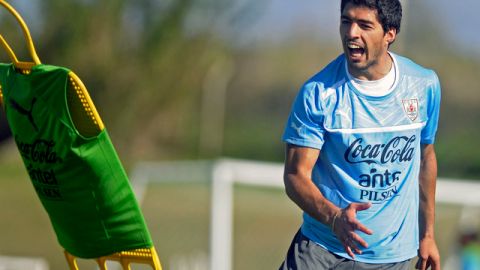 El delantero uruguayo Luis Suárez cerró con fuerza su preparación para enfrentar hoy, en duelo clave,  a la aguerrida Vinotinto.