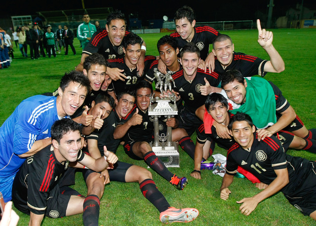Los jugadores de la selección mexicana sub-23 celebran el título del torneo 'Esperanzas de Toulon', disputado ayer.