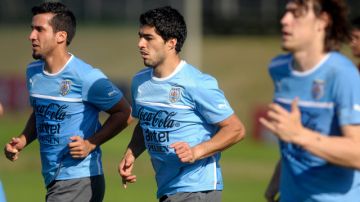 Desde la izquierda, Victorino, Luis Suárez y Sebastian Coates entrenan en Uruguay.