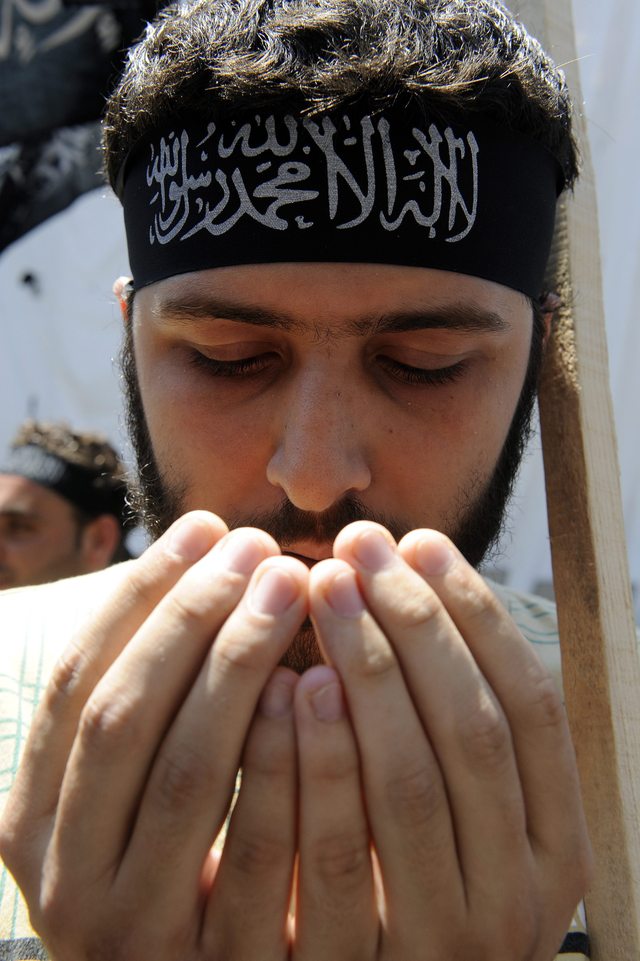 Un seguidor del movimiento islámico Hizb al-Tahrir reza durante una protesta contra el régimen de Siria para condenar la masacre de Hula.