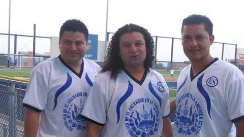 La presencia de exjugadores reconocidos de la Liga Mayor de El Salvador juega un rol clave en el desarrollo de las ligas de fútbol en esta zona. Foto: Oscar Ajuria (ex Atlético Marte), Sergio Valencia (ex Águila) y Wilman González (ex Águila).