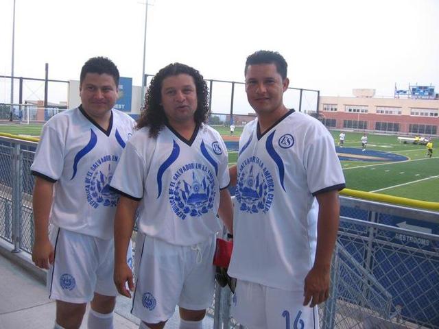 La presencia de exjugadores reconocidos de la Liga Mayor de El Salvador juega un rol clave en el desarrollo de las ligas de fútbol en esta zona. Foto: Oscar Ajuria (ex Atlético Marte), Sergio Valencia (ex Águila) y Wilman González (ex Águila).