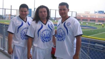La presencia de exjugadores reconocidos de la Liga Mayor de El Salvador juega un rol clave en el desarrollo de las ligas de fútbol en esta zona. Foto: Oscar Ajuria (ex Atlético Marte), Sergio Valencia (ex Águila) y Wilman González (ex Águila).