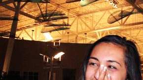 Elizabeth Olivas, de 18 años, se limpia las lágrimas junto a su padre, Pascual Olivas, luego de su llegada ayer al Aeropuerto Internacional de Indianápolis. Hoy recibe su diploma de 'high school'.