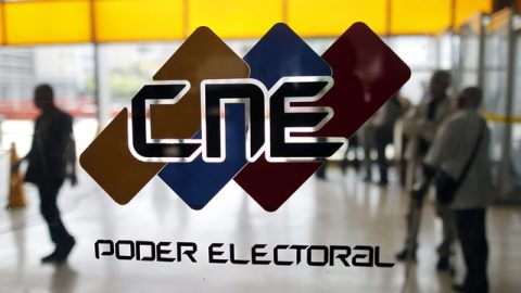 Detalle de la entrada de la sede del Consejo Nacional Electoral de Venezuela (CNE).