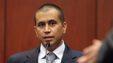 George Zimmerman, (i), comparece  ante un juez. La fiscalía cree  que tanto él como su esposa ofrecieron falsas declaraciones.
