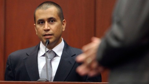 George Zimmerman, (i), comparece ante un juez. La fiscalía cree que tanto él como su esposa ofrecieron falsas declaraciones.
