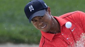 Con un repunte asombroso, inclusive para sus estándares, Tiger Woods embocó birdies en tres de sus últimos cuatro hoyos para ganar.