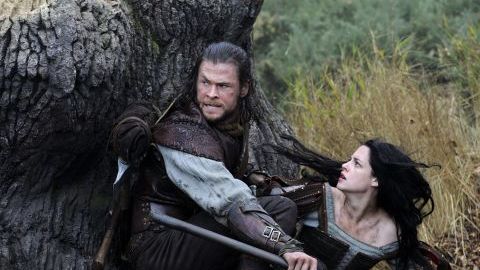 Kristen Stewart (d), en el papel de Blancanieves, y el actor Chris Hemsworth (i) en el papel de Huntsman.