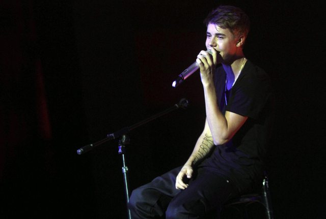 Luego de chocar contra una pared de cristal, Justin se desvaneció al final de un concierto en París y utilizó Twitter para tranquilizar a sus fans.