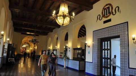 Una pareja de turistas camina por el interior del Hotel Nacional de Cuba, en La Habana.