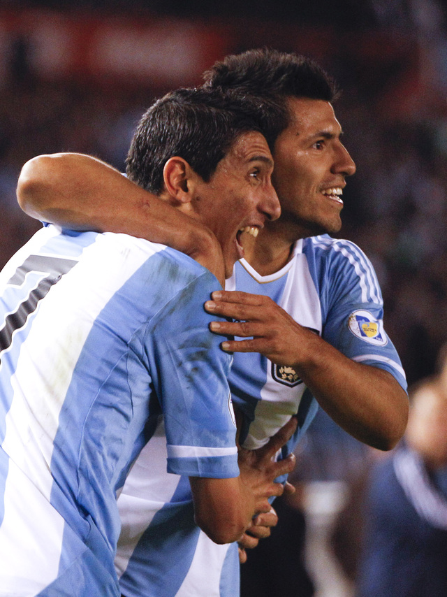 Sergio 'Kun' Aguero (d), celebra su gol con su compañero Angel Di María, el primero de Argentina a Ecuador.