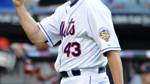 R.A. Dickey, el abridor de los Mets, festeja el triunfo de su equipo sobre los Cardenales ayer.