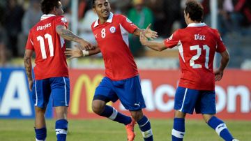 El  chilenos Arturo Vidal (c) celebra con sus compañeros tras anotar contra Bolivia ayer, en la quinta jornada de las eliminatorias sudamericanas.