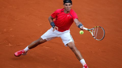 El tenista español Rafael Nadal venció en tres sets al argentino Eduardo Schwank y avanzó a octavos de final del Abierto de Francia.