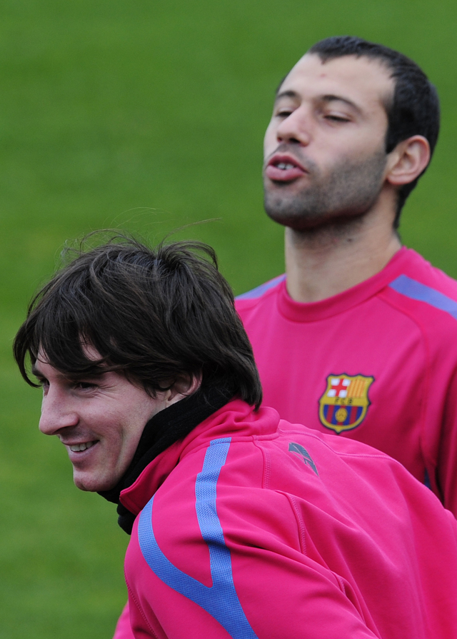Los argentinos Lionel Messi (izq.) y Javier Mascherano, del Barcelona.