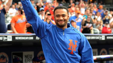 El pitcher venezolano Johan Santana saluda a los aficionados que acudieron ayer a presenciar el segundo juego entre los Mets y los Cardenales de San Luis.