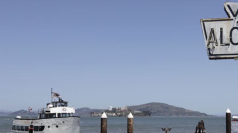 En esta foto tomada el 24 de mayo de 2012, un barco de crucero regresa de la isla de Alcatraz a Fisherman's Wharf, al fondo, la Bahía de San Francisco.