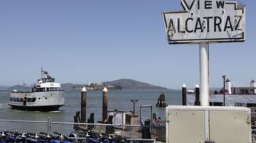 En esta foto tomada el 24 de mayo de 2012, un barco de crucero regresa de la isla de Alcatraz a Fisherman's Wharf, al fondo, la Bahía de San Francisco.