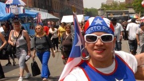 Los puertorriqueños Carmen Carrera  y  Héctor Castillo, se pasaron bailando salsa durante todo el día, tal vez como práctica para el desfile del 10 de junio.