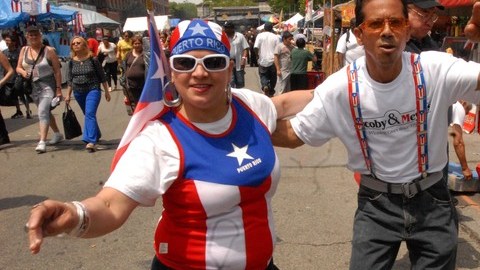 Los puertorriqueños Carmen Carrera  y  Héctor Castillo, se pasaron bailando salsa durante todo el día, tal vez como práctica para el desfile del 10 de junio.