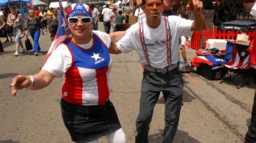 Los puertorriqueños Carmen Carrera  y  Héctor Castillo, se pasaron bailando salsa durante todo el día, tal vez como práctica para el desfile del 10 de junio.
