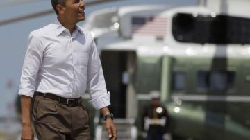 El Presidente Barack Obama camina por la pista del aeropuerto Internacional O'Hare en Chicago, donde realizó una visita.