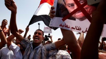 Cientos de egipcios se concentran en la plaza cairota de Tahrir, cuyos accesos han cerrado, para mostrar su ira hacia el fallo que condenó a cadena perpetua al expresidente Hosni Mubarak (abajo) y al exministro del Interior Habib al Adli
