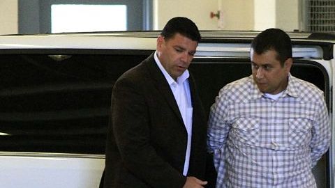 Zimmerman llegó en un camioneta blanca y no respondió a preguntas de los reporteros mientras caminaba al interior de la prisión.