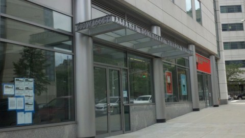 Exterior de la nueva sede de la organización Alianza Dominicana en la calle 166, donde según informes de prensa peligra su futuro por la falta de recursos.