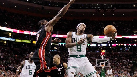 Rajon Rondo (9) se enfila a la canasta ante Dwyane Wade (izq.) y  Mario Chalmers (15) en el primer cuarto del juego 4 del Este.