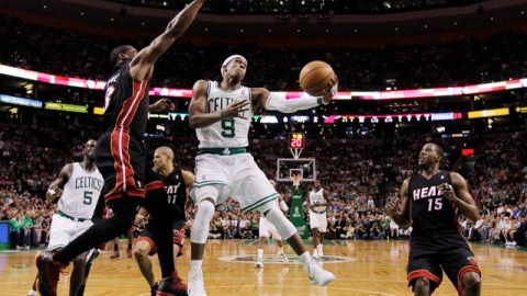 Rajon Rondo (9) se enfila a la canasta ante Dwyane Wade (izq.) y Mario Chalmers (15) en el primer cuarto del juego 4 del Este.