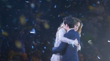 El abrazo de Jennifer López y Marc Anthony en Q’Viva.