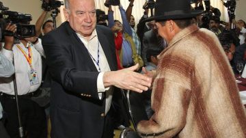 El secretario general de la OEA, José Miguel Insulza (i), saluda al  aimará Felipe Quispe  durante una reunión con los indígenas de la Amazonía de Bolivia.