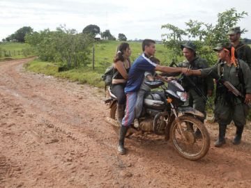Guerrilleros de las FARC piden los documentos a una pareja en una calle del pueblo de San Isidro, al sur de Colombia, donde opera desde hace varios años.