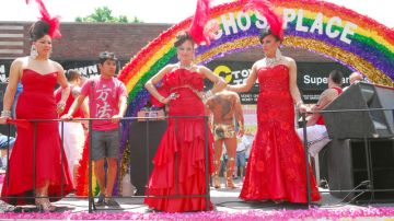 Una de las carrozas que participó en el desfile, que se  destacó por sus vistosos vestidos y disfraces en un festejo   marcado por los logros del colectivo LGBT en NY.