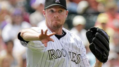Alex White (6) le lanza a Elian Herrera en la sexta entrada.