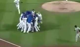 El hispano Rafael Díaz se lanzó al campo de juego de los Metz, luego de que el equipo ganara el partido del viernes.