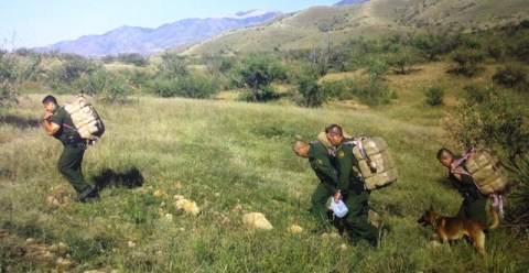 Agentes de la Patrulla Fronteriza cargan bultos de marihuana  tras un hallazgo en la peligrosa y extensa área.