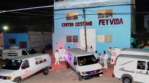 Los centros de rehabilitación de adictos a las drogas han sido blanco de múltiples ataques por miembros del crimen organizado. En la foto, forenses frente a un centro de rehabilitación de toxicómanos en Chihuahua, donde al menos 19 personas fueron asesinadas, el 11 de junio de 2010.